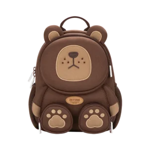 Brązowy plecak dla dziecka ZOY ZOII w kształcie misia, widok od przodu.