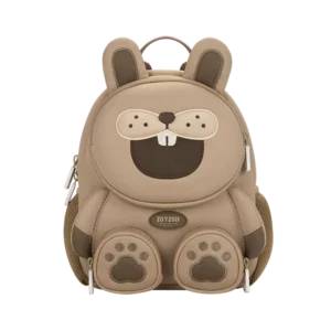 Beżowy plecak dla przedszkolaka ZOY ZOII w kształcie królika z długimi uszami i kieszonkami-łapkami - widok z przodu.