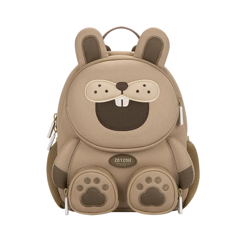 Beżowy plecak dla przedszkolaka ZOY ZOII w kształcie królika z długimi uszami i kieszonkami-łapkami - widok z przodu.