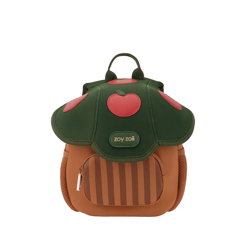 Zielono-brązowy plecak dla przedszkolaka ZOY ZOII w kształcie jabłka z czerwonymi akcentami - widok z przodu.