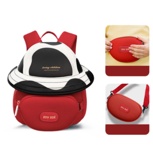 Czerwony plecak dziecięcy Zoy Zoii z motywem czarno-białych łat krówki i odpinaną saszetką.