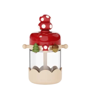 Czerwony bidon dla dziecka z nakrętką w kształcie muchomora i leśnymi elementami