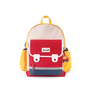 Czerwony plecak dziecięcy Zoyzoii z granatową kieszenią, białymi elementami i przywieszką w kształcie autka, idealny dla chłopca i dziewczynki w wieku 1-3 lat.