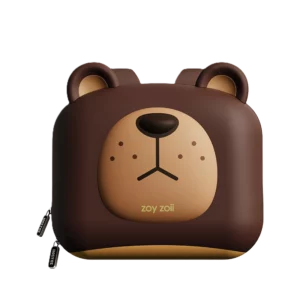 Brązowy plecak przedszkolny w kształcie głowy misia 3D z odstającymi uszami i logo Zoy Zoii na białym tle.