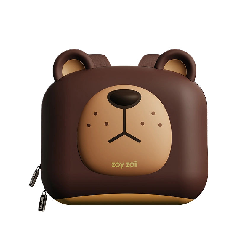 Brązowy plecak przedszkolny w kształcie głowy misia 3D z odstającymi uszami i logo Zoy Zoii na białym tle.