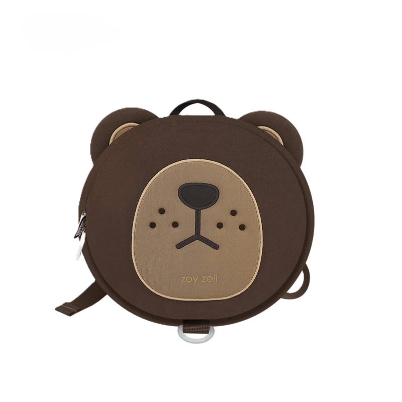 Brązowy plecaczek dla dzieci marki Zoy Zoii w kształcie głowy misia, widok z przodu na białym tle.