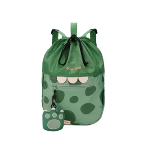 Zielony plecak dziecięcy Zoy Zoii z motywem dinozaura, charakterystycznymi białymi zębami, ciemnymi plamami oraz brelokiem w kształcie łapy.