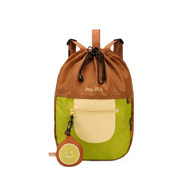 Brązowo-zielony plecak dziecięcy Zoy Zoii z motywem owocu kiwi, mrugającym brelokiem i jasną kieszonką przednią.