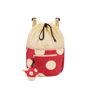 Czerwony plecak dziecięcy Zoy Zoii w duże kremowe grochy z kremową górą, złotym napisem i odpinanym brelokiem w kształcie muchomora.