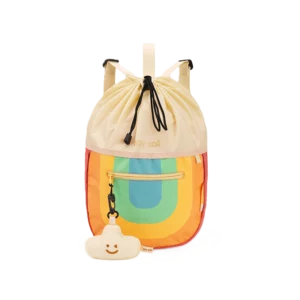 Kolorowy plecak dziecięcy Zoy Zoii z motywem tęczy, kremową górą, złotym napisem i brelokiem w kształcie mrugającej chmurki.