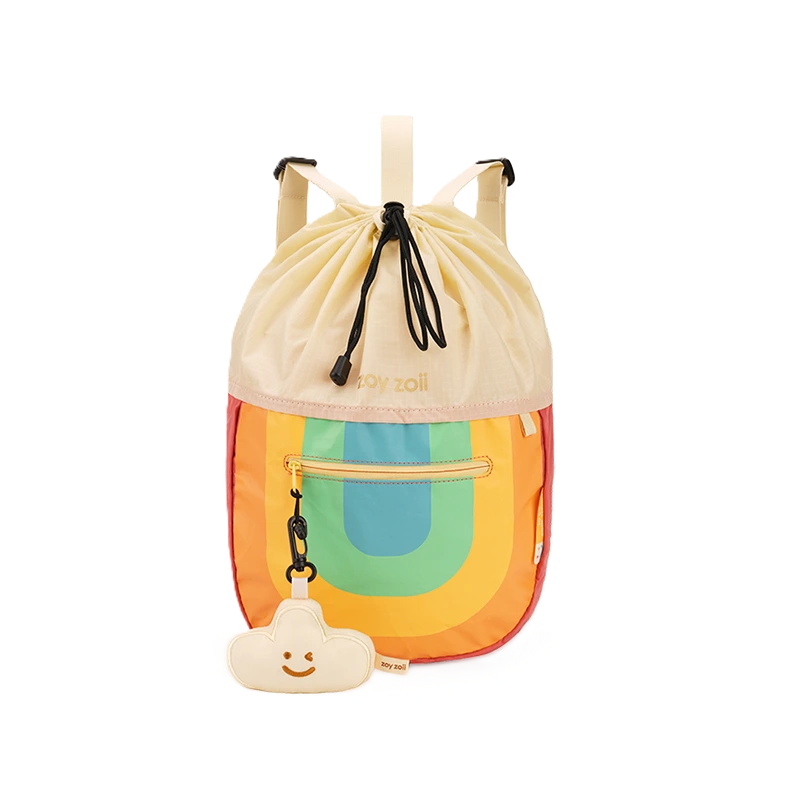 Kolorowy plecak dziecięcy Zoy Zoii z motywem tęczy, kremową górą, złotym napisem i brelokiem w kształcie mrugającej chmurki.