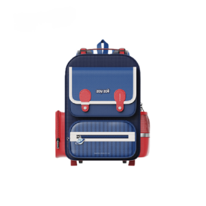 Przednia strona plecaka szkolnego Zoy Zoii z magnetycznymi zapięciami, ozdobną przywieszką z planetą i kieszeniami bocznymi w kolorze czerwonym.