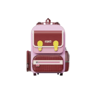 Elegancki sztywny plecak szkolny w kolorze pastelowego różu z wypukłym elementem wisienki na przedniej kieszeni i ozdobnymi żółtymi klamrami.