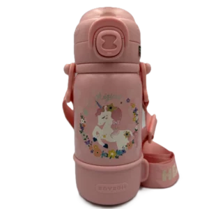 Różowy termos premium dla dzieci marki ZOY ZOII z baśniową grafiką jednorożca w kwiatowym wianku. Zdjęcie z przodu na białym tle, ukazujące szczelne zamknięcie, dołączony materiałowy pasek na ramię oraz zintegrowany kubeczek u podstawy.