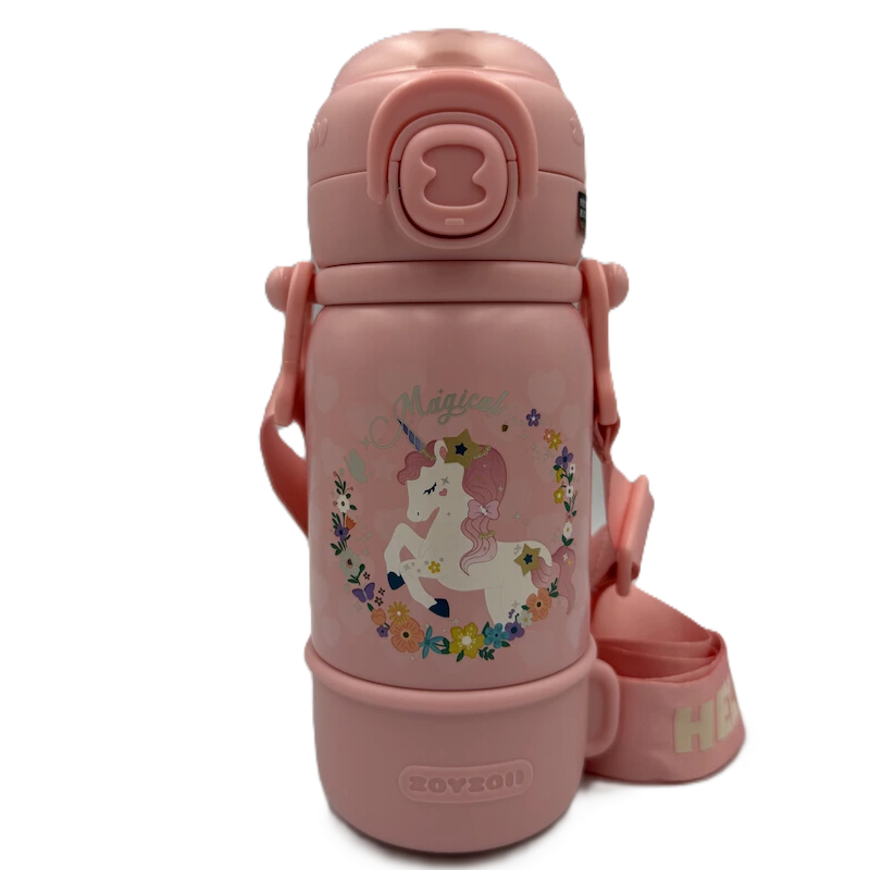 Różowy termos premium dla dzieci marki ZOY ZOII z baśniową grafiką jednorożca w kwiatowym wianku. Zdjęcie z przodu na białym tle, ukazujące szczelne zamknięcie, dołączony materiałowy pasek na ramię oraz zintegrowany kubeczek u podstawy.