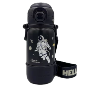Granatowy termos dziecięcy ZOY ZOII z grafiką astronauty w kosmosie. Zdjęcie na białym tle pokazuje zamknięty bidon z logowanym paskiem na ramię oraz odkręcanym kubeczkiem u podstawy.