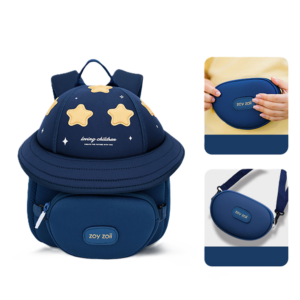 Granatowy plecak przedszkolny Zoy Zoii Gwieździste Niebo ozdobiony żółtymi gwiazdkami, w komplecie z odpinaną torebką.