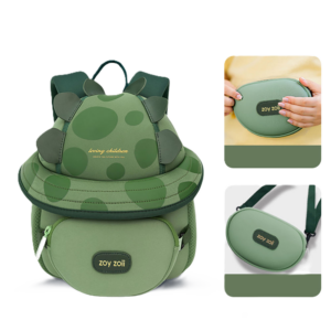 Zielony plecak dla przedszkolaka Zoy Zoii model Wesoły Dinozaur z charakterystycznymi kolcami i odpinaną saszetką na ramię.