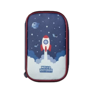 Granatowy twardy piórnik szkolny marki Hello Zoyzoii z motywem kosmicznym. Na przodzie widać rakietę startującą z białej chmury na tle gwiazd i planet, z bordowym wykończeniem.