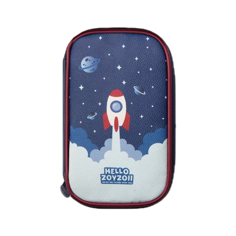Granatowy twardy piórnik szkolny marki Hello Zoyzoii z motywem kosmicznym. Na przodzie widać rakietę startującą z białej chmury na tle gwiazd i planet, z bordowym wykończeniem.