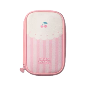 Sztywny piórnik Hello Zoyzoii dla dziewczynki. Dolna część jest różowa w pionowe paski, górna biała przypomina krem z dwiema wisienkami. Piórnik ma jasnoróżowy suwak.