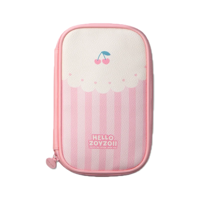 Sztywny piórnik Hello Zoyzoii dla dziewczynki. Dolna część jest różowa w pionowe paski, górna biała przypomina krem z dwiema wisienkami. Piórnik ma jasnoróżowy suwak.