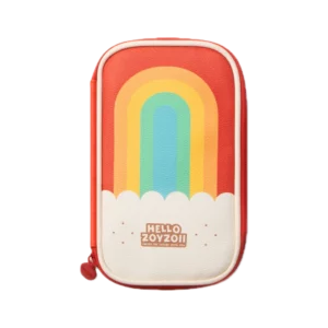 Czerwony, sztywny piórnik dziecięcy Hello Zoyzoii z dużą, kolorową tęczą i białą chmurką na przodzie, z widocznym różowym suwakiem, na czarnym tle.