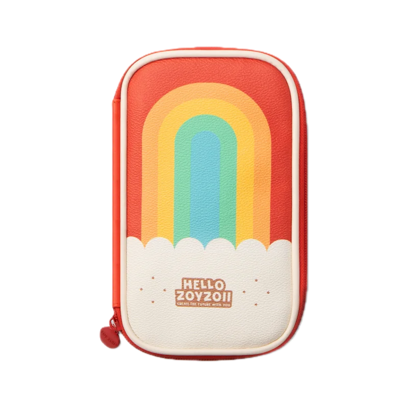 Czerwony, sztywny piórnik dziecięcy Hello Zoyzoii z dużą, kolorową tęczą i białą chmurką na przodzie, z widocznym różowym suwakiem, na czarnym tle.