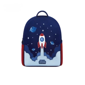 Granatowy plecak dla przedszkolaka marki Zoyzoii z motywem kosmosu. Na froncie widoczna miękka, trójwymiarowa rakieta startująca z jasnoniebieskich chmur, w otoczeniu gwiazd i planet.