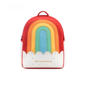 Radosny, czerwony plecak dla dzieci marki Zoyzoii z dużą, wypukłą tęczą w żywych kolorach. Na dole znajduje się biała, błyszcząca chmurka ze złotym napisem „Create the future with you” i małymi gwiazdkami.