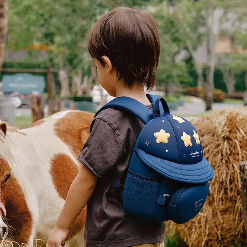 Przedszkolak z plecakiem Zoy Zoii Gwieździste Niebo karmiący kucyka – lekka konstrukcja nie krępuje ruchów dziecka.