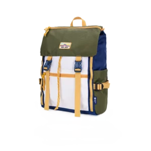 Plecak dziecięcy Zoy Zoii w kolorze leśnej zieleni i bieli z żółtymi pasami i klamrami, widok od frontu na białym tle.