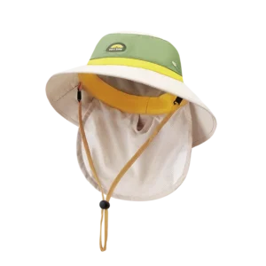 Kapelusz dziecięcy typu Bucket Hat marki Zoy Zoii w kolorze beżowym z zieloną górą na białym tle. Widoczna siateczkowa wentylacja wewnętrzna, szerokie rondo i regulowany pasek pod brodą.