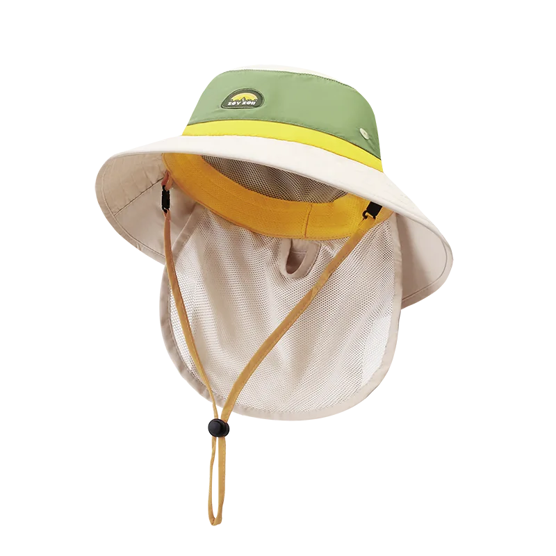 Kapelusz dziecięcy typu Bucket Hat marki Zoy Zoii w kolorze beżowym z zieloną górą na białym tle. Widoczna siateczkowa wentylacja wewnętrzna, szerokie rondo i regulowany pasek pod brodą.