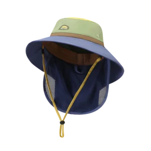 Profesjonalny kapelusz przeciwsłoneczny dla dzieci Zoy Zoii w kolorze zielonym z granatowym rondem. Widoczna osłona karku z siateczką, żółty pasek pod brodę i certyfikat UPF 50+.