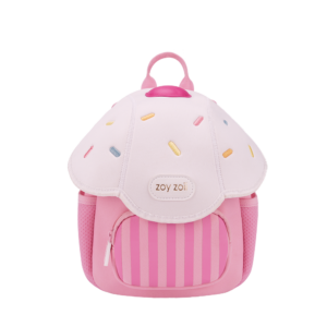 Różowy plecak przedszkolny Zoy Zoii w kształcie deseru lodowego z haftowaną kolorową posypką i pastelowymi pasami, widok z przodu na białym tle.