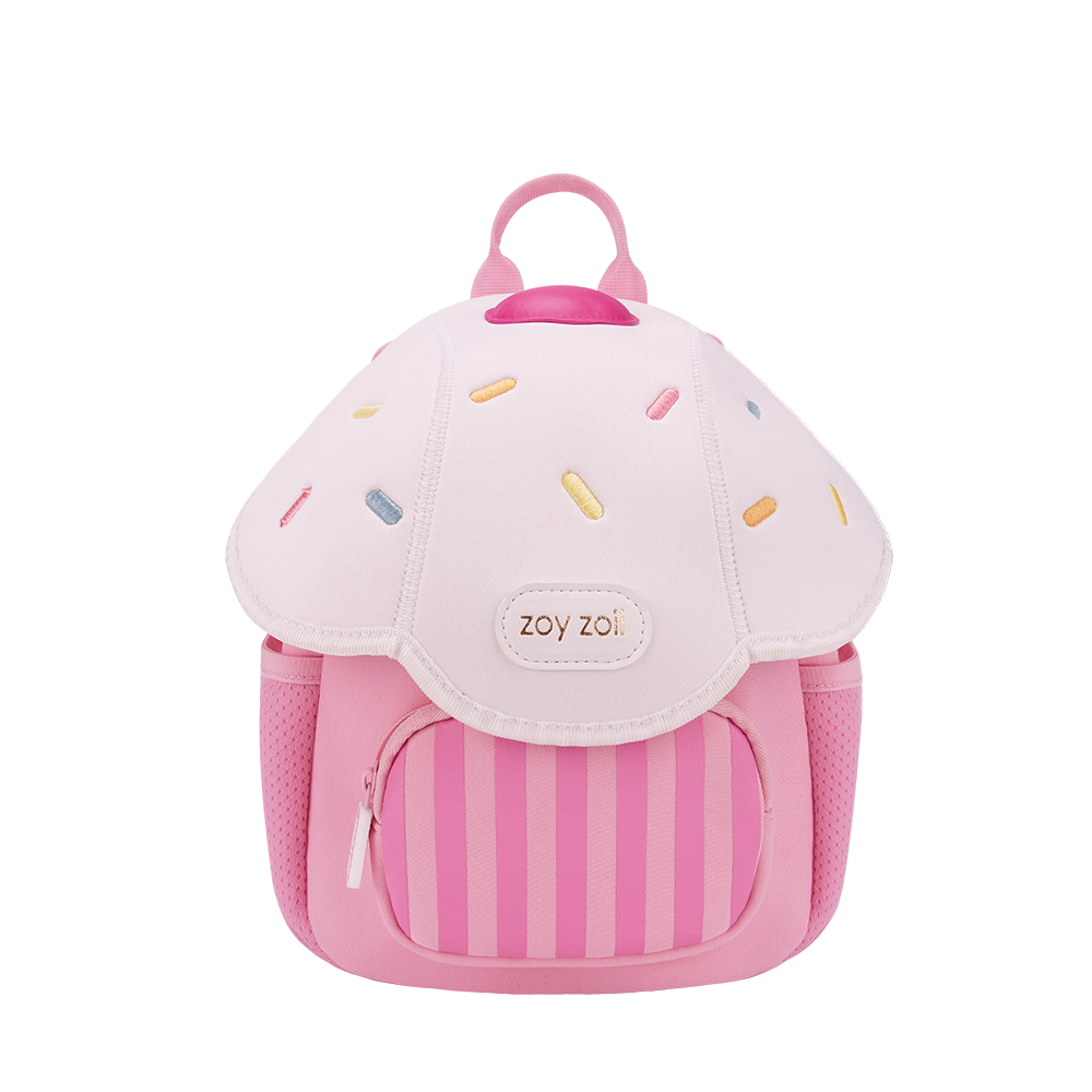 Różowy plecak przedszkolny Zoy Zoii w kształcie deseru lodowego z haftowaną kolorową posypką i pastelowymi pasami, widok z przodu na białym tle.