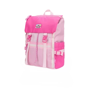 Różowy plecak dziecięcy Zoy Zoii model B72 w odcieniu Petals Pink, z jasnoróżowymi detalami, klamrami i logo marki na klapie, widok z przodu pod kątem.