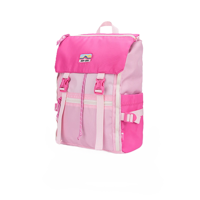 Różowy plecak dziecięcy Zoy Zoii model B72 w odcieniu Petals Pink, z jasnoróżowymi detalami, klamrami i logo marki na klapie, widok z przodu pod kątem.