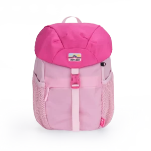 Różowy plecak dziecięcy Zoy Zoii z naszywką góry i różową klamrą – widok z przodu.