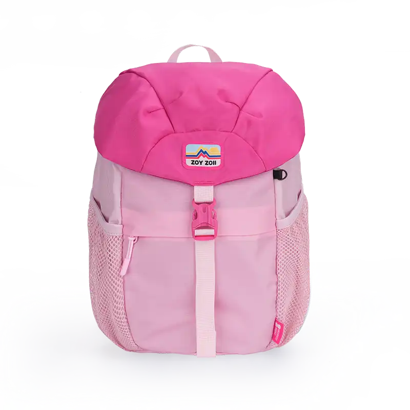 Różowy plecak dziecięcy Zoy Zoii z naszywką góry i różową klamrą – widok z przodu.